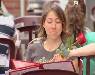 Cuoc canh tranh tinh cam giua hai ong hinh anh