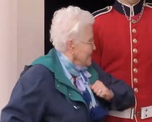 Ba lao noi nong hinh anh