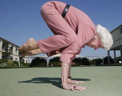 Ba giup chau tan gai hinh anh