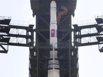 Trieu Tien the theo duoi chuong trinh hat nhan hinh anh