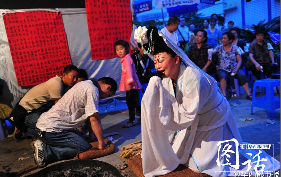 Nghe khoc thue o cac lang que Trung Quoc hinh anh