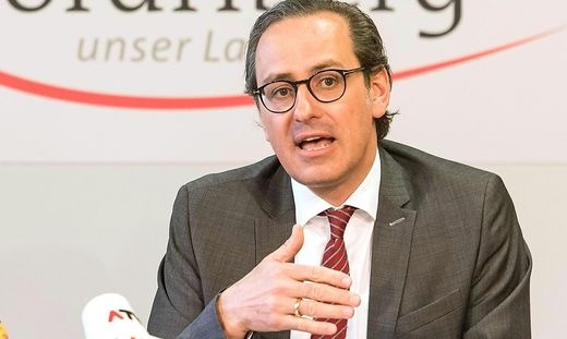 CEO ngan hang Ao tu chuc vi nghi dinh vu Tai lieu Panama hinh anh