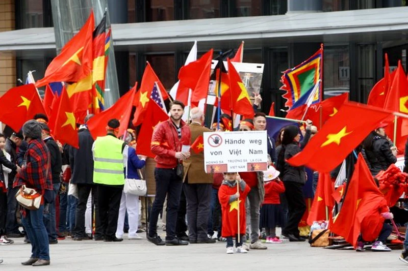 nguoi Viet tai Duc bieu tinh phan doi Trung Quoc anh 5