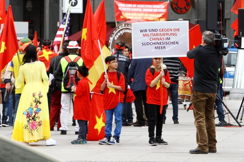 nguoi Viet tai Duc bieu tinh phan doi Trung Quoc anh 4