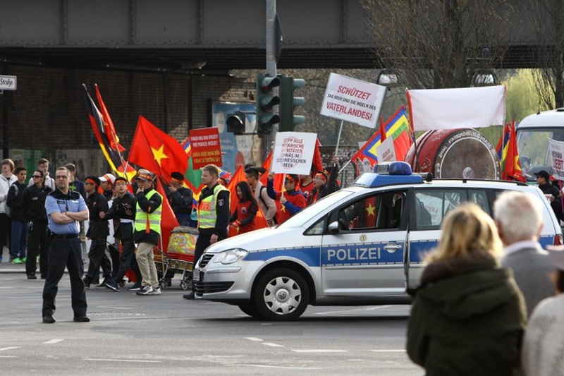 nguoi Viet tai Duc bieu tinh phan doi Trung Quoc anh 7