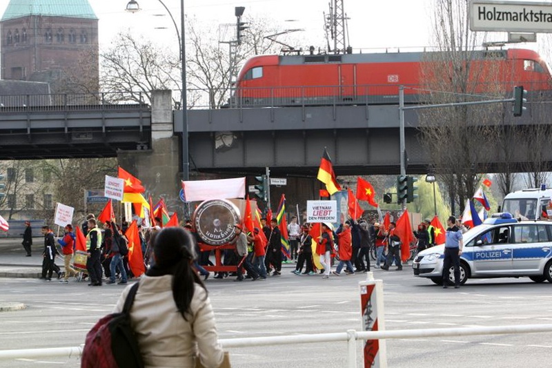 nguoi Viet tai Duc bieu tinh phan doi Trung Quoc anh 6