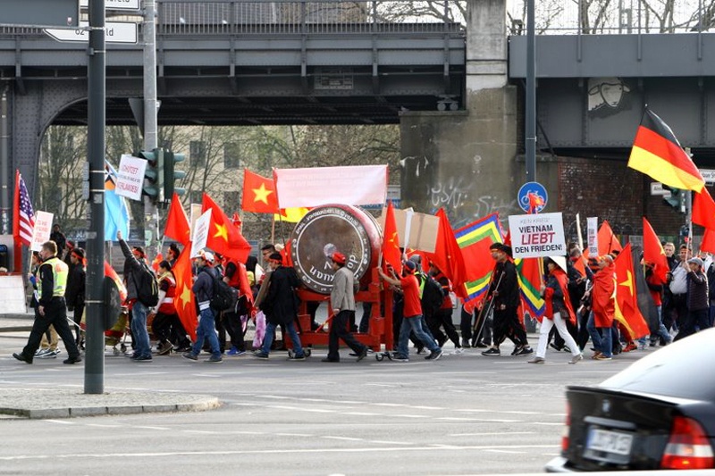 nguoi Viet tai Duc bieu tinh phan doi Trung Quoc anh 1