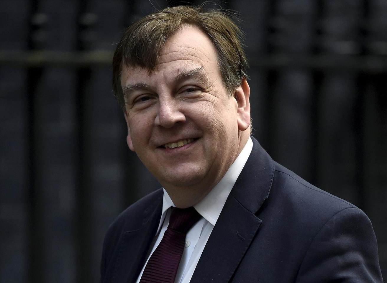 Bo truong Anh thua nhan hen ho voi gai mai dam hinh anh