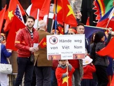 Viet kieu Duc phan doi Trung Quoc quan su hoa Bien Dong hinh anh