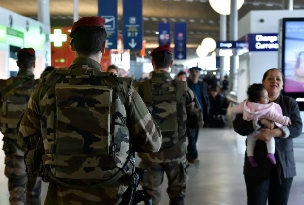 Phap luu ho so hanh khach 'bat thuong' de ngan khung bo hinh anh