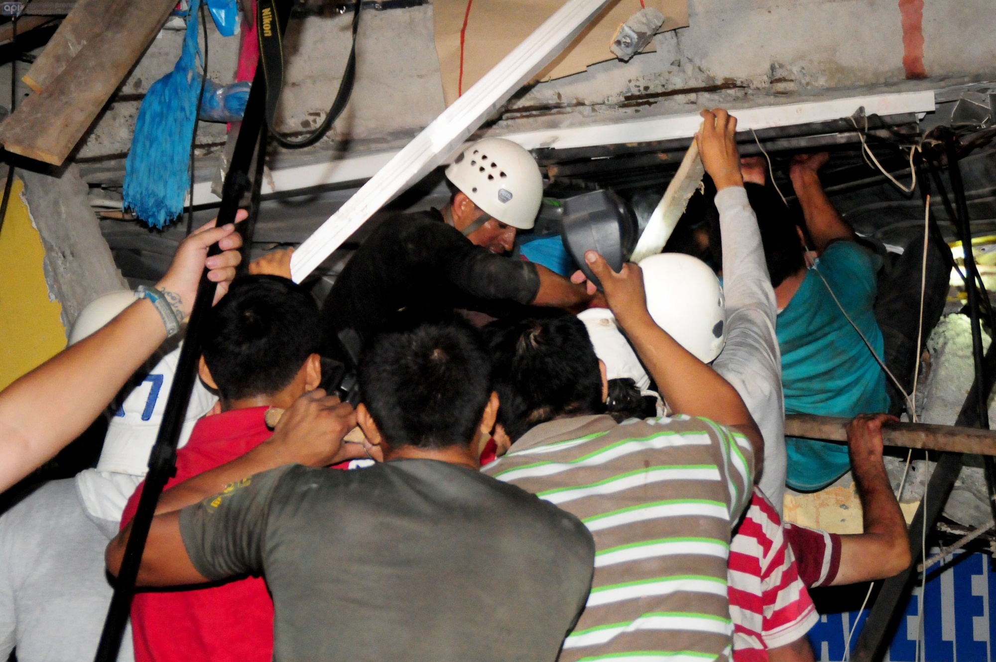 dong dat rung chuyen Ecuador anh 4