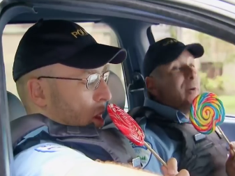 Canh sat mut keo cua tre con hinh anh