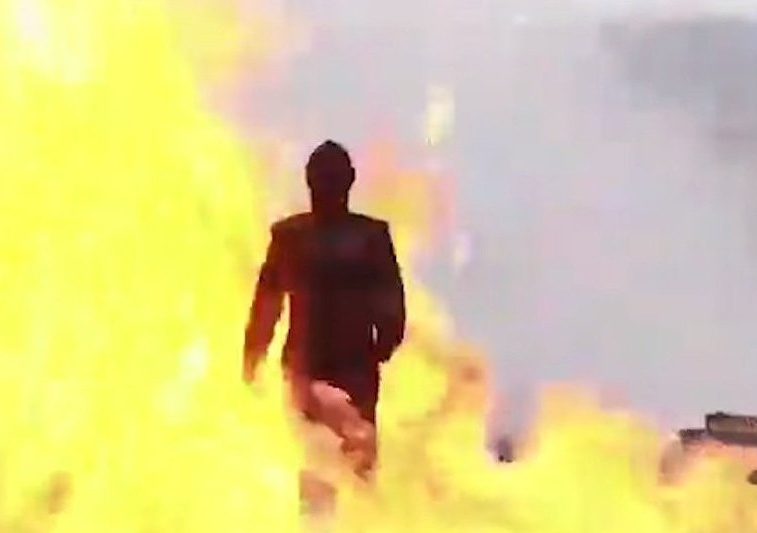 Co gai buoc di giua vu no bom hinh anh