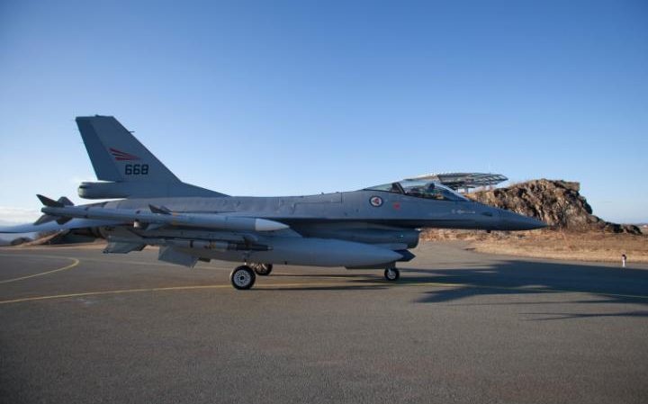 Chien dau co Na Uy ban nham vao thap kiem soat hinh anh