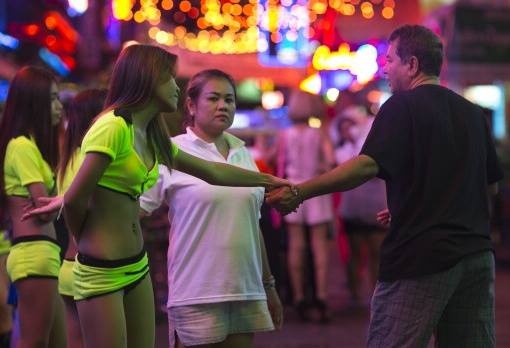 Phu nu bi ban 'nhu mieng thit' o pho den do Thai Lan hinh anh