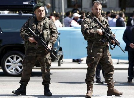 My canh bao cong dan o Tho Nhi Ky ve nguy co khung bo hinh anh