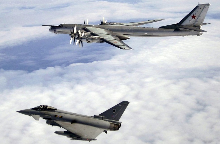 Nha dan rung lac khi chien dau co Anh chan may bay Phap hinh anh