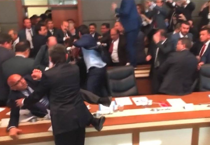 Nghi si Tho Nhi Ky au da trong phien hop hinh anh