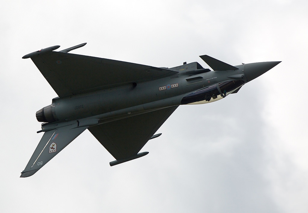 Tiem kich Typhoon - cuong phong tren bau troi Anh hinh anh