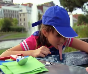 Su co voi luoi cua be gai ban kem hinh anh