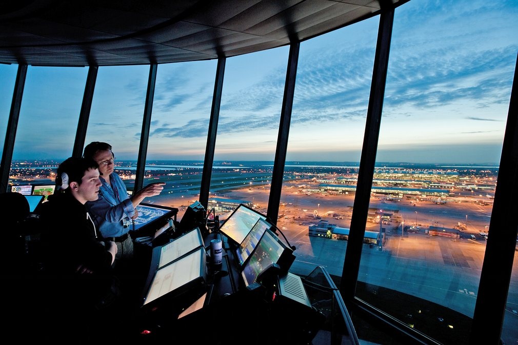 Dien mao san bay nhon nhip nhat nuoc Anh trong 70 nam hinh anh