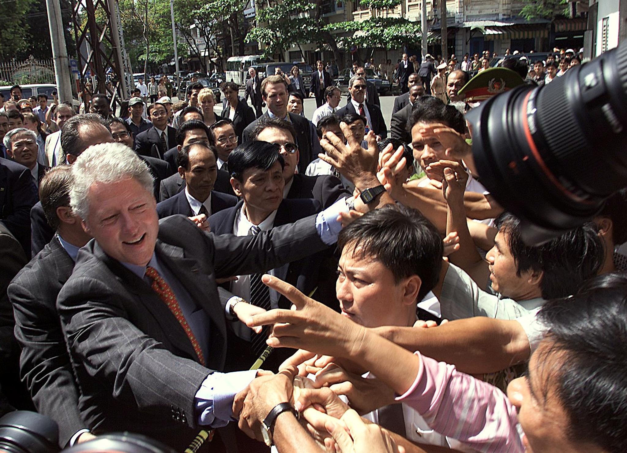 Tong thong Bill Clinton va chuyen tham lich su nam 2000 hinh anh