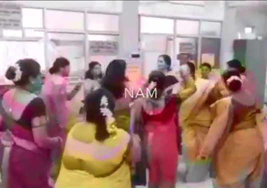 Bac si An Do bi to mai nhay mua quen benh nhan hinh anh