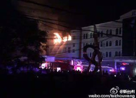 Chien dau co Trung Quoc lao vao nha may hinh anh