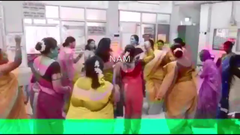 bac si An Do quen benh nhan anh 1