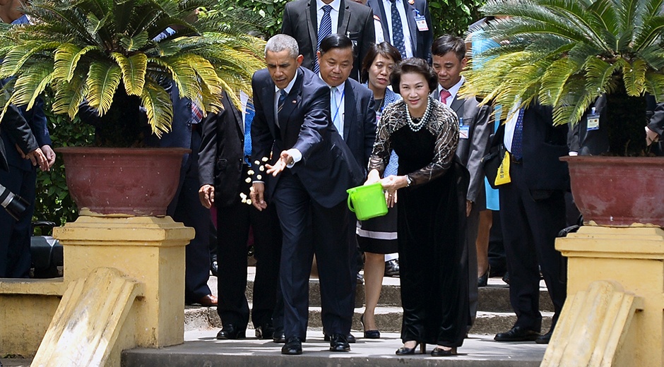 Mot ngay ban ron cua Tong thong Obama o Ha Noi hinh anh