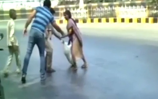 Nhua duong tan chay vi nang nong o An Do hinh anh