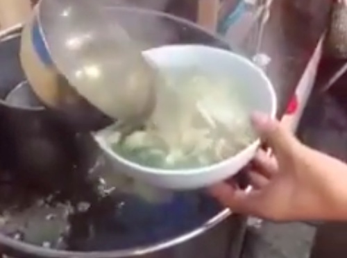 Quan chuc thap tung Obama ke chuyen dung dua va an pho Viet hinh anh