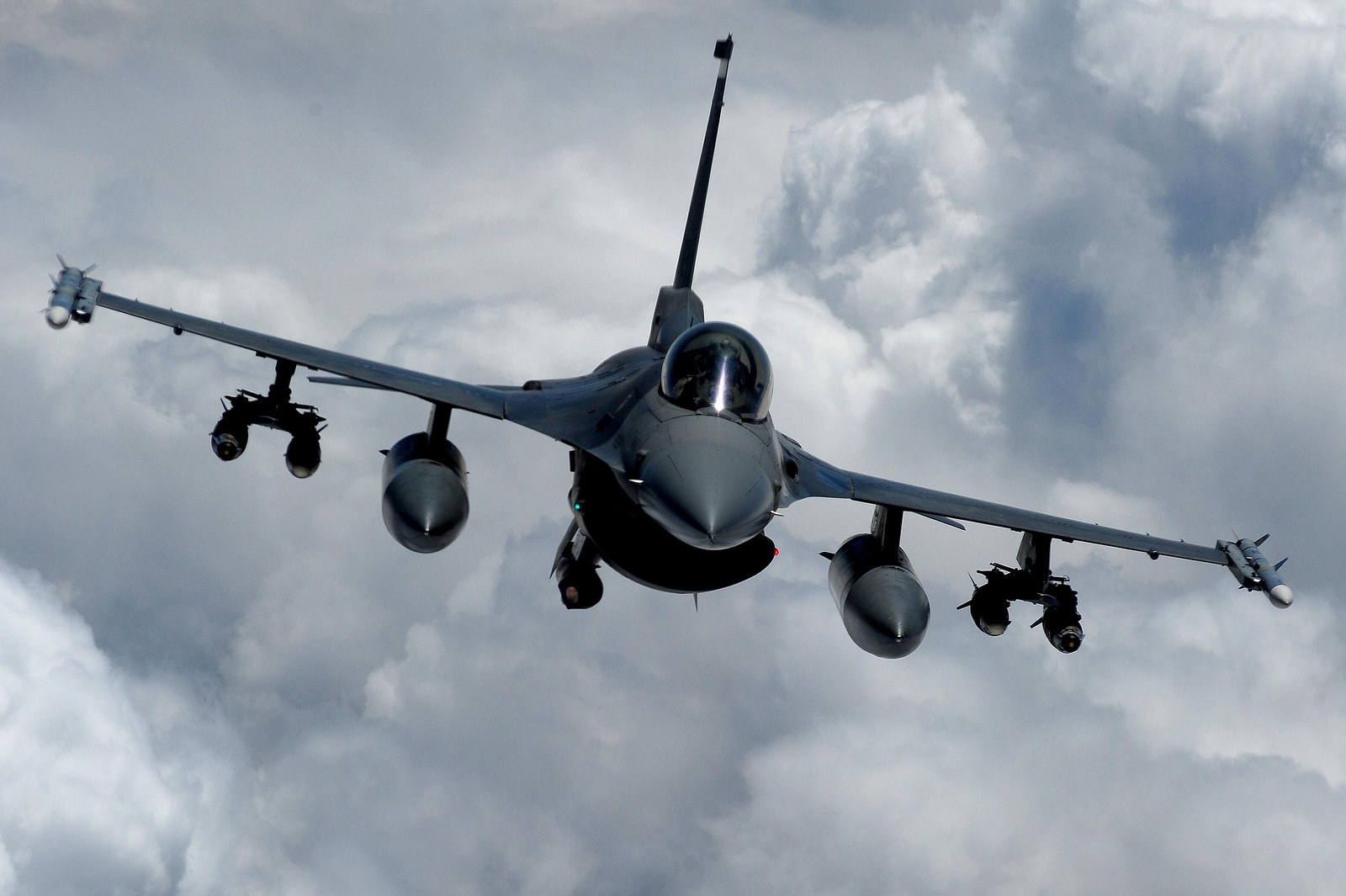 Dac tinh khong chien uu viet cua F-16 hinh anh