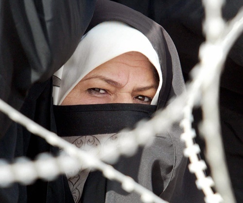 IS rao ban no le tinh duc tren Facebook hinh anh