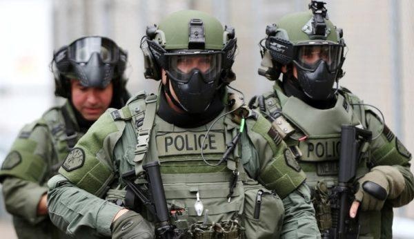 Trang phuc va vu khi hien dai cua canh sat My hinh anh