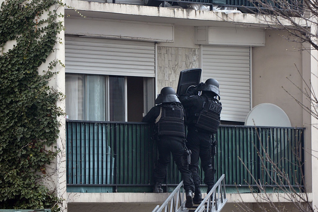 Canh sat dac nhiem Phap anh 9