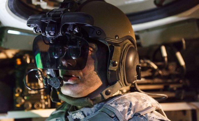 Mu bao hiem 'nhin xuyen' giap xe tang hinh anh