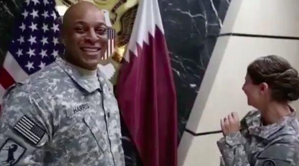 My xin loi vi binh si cuoi dua truoc quoc ky Qatar hinh anh