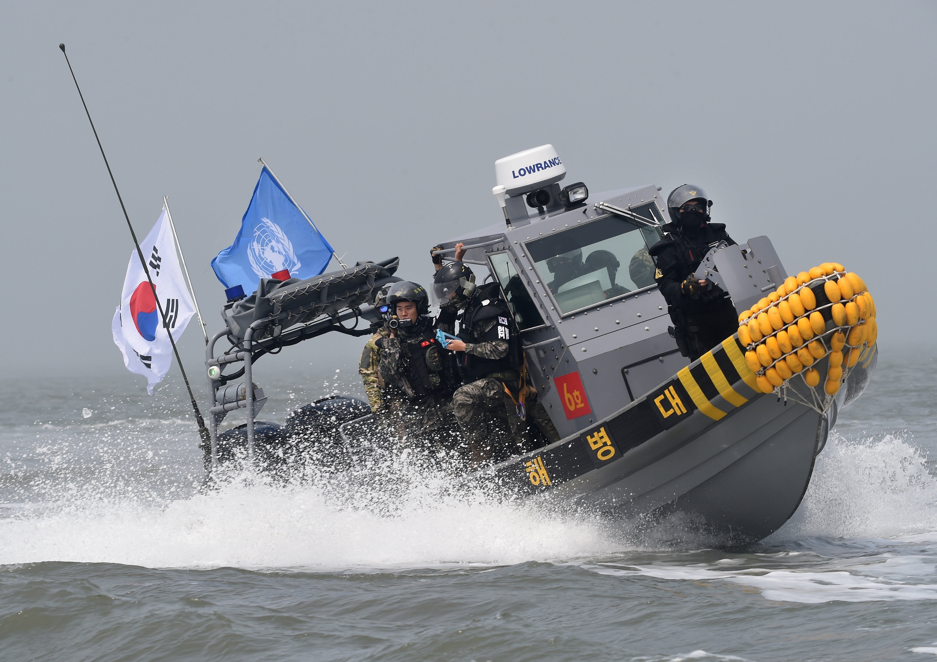 Hai quan Han Quoc truy duoi tau ca Trung Quoc hinh anh