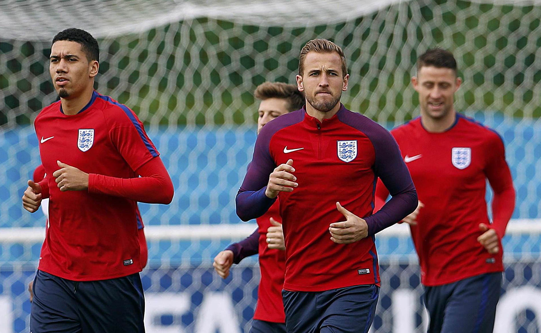 Tuyen Anh hoc cach giu mang song neu bi khung bo o Euro 2016 hinh anh