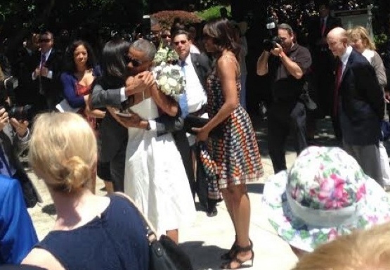 Obama om con gai trong le tot nghiep hinh anh