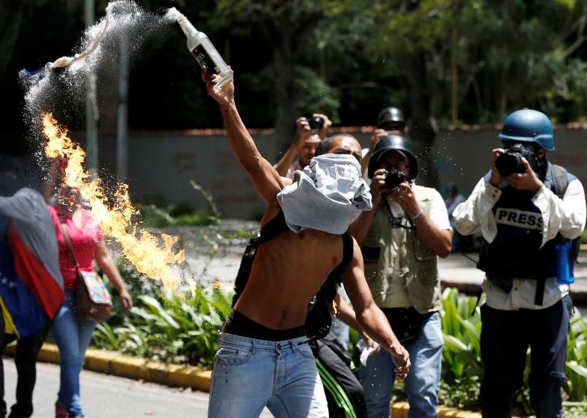 Nguoi bieu tinh Venezuela nem bom xang vao canh sat hinh anh