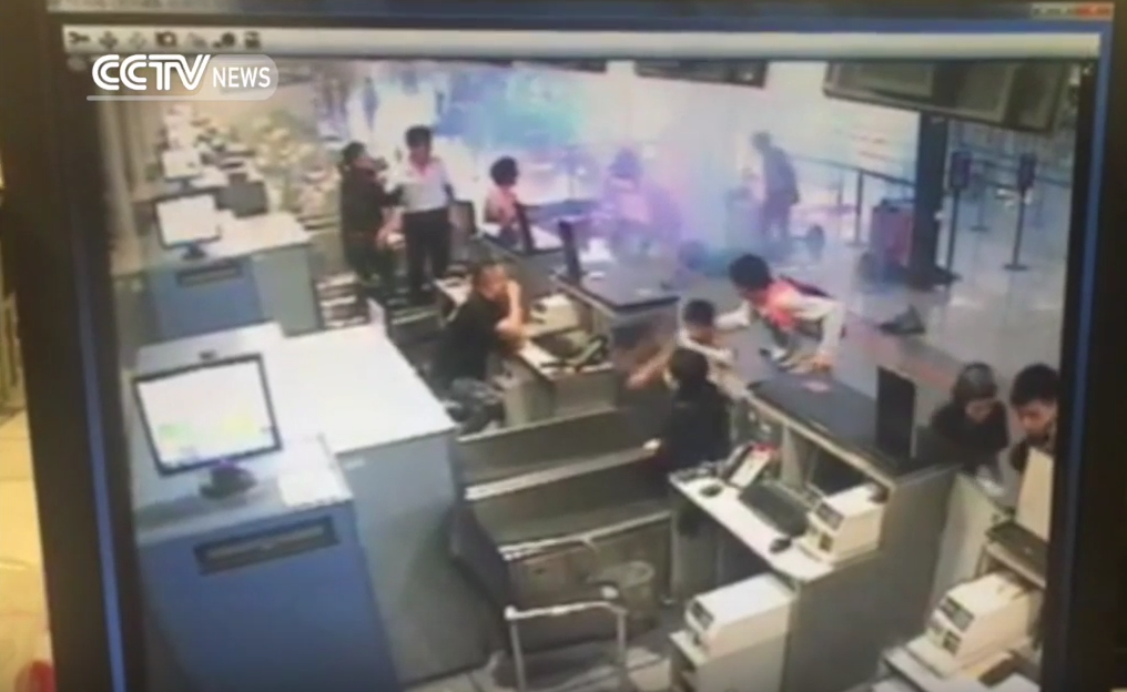 Valy phat no o san bay Thuong Hai hinh anh