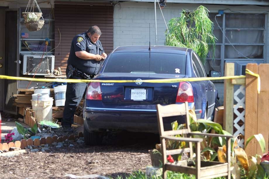 Be trai chet trong oto vi nong o My hinh anh