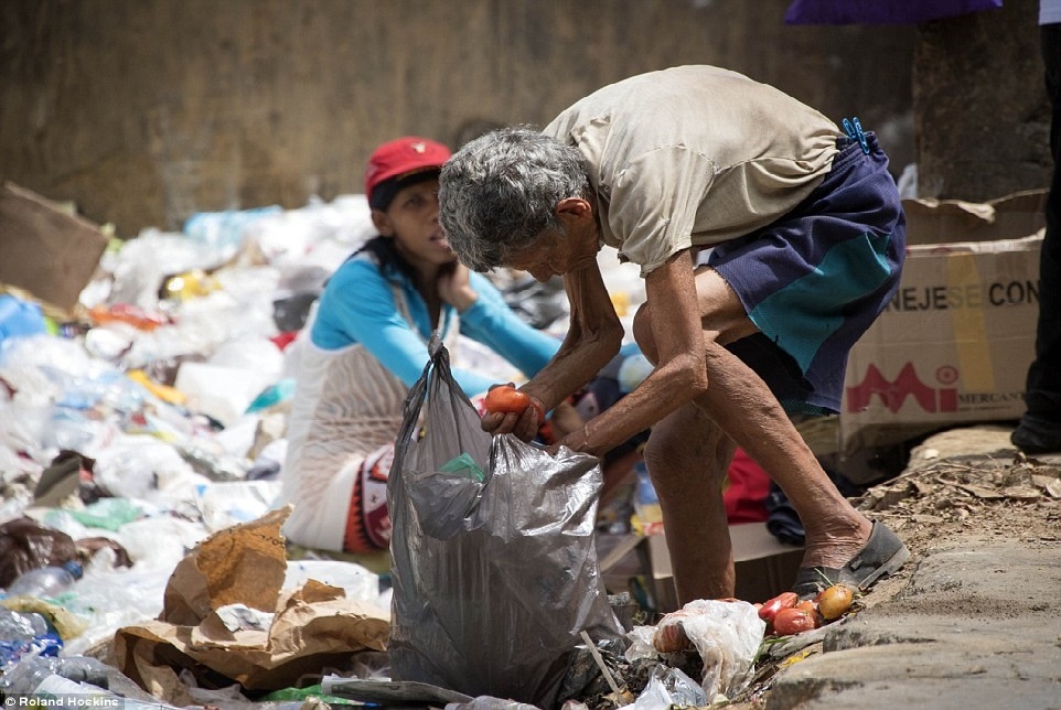 Cuoc song doi lap ben ban tiec, ben bai rac o Venezuela hinh anh