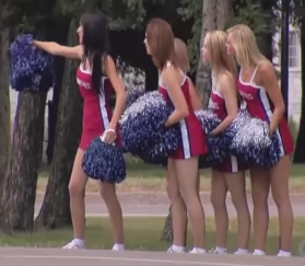 Nhom hoat nao vien tren pho hinh anh