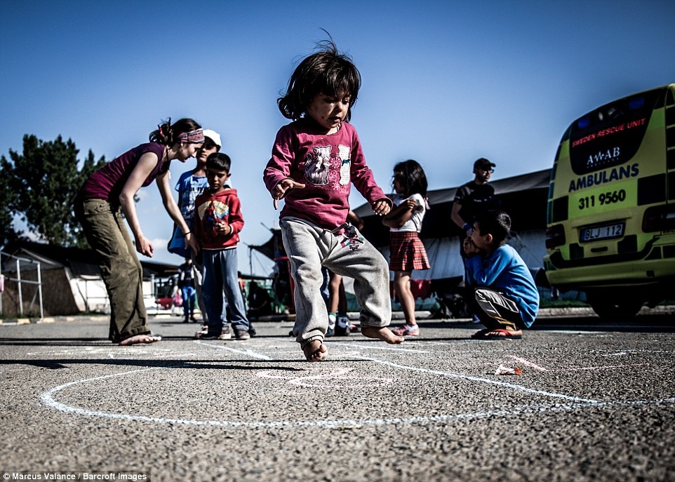 khoanh khac nguoi ti nan tuoi cuoi anh 3