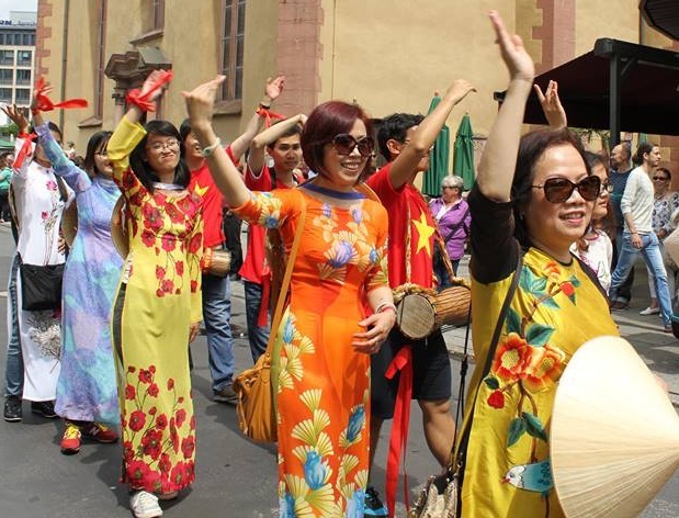 Ao dai Viet noi bat trong Le hoi van hoa o Duc hinh anh