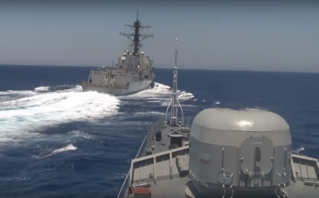 Tau chien Nga, My 'von' nhau o Dia Trung Hai hinh anh