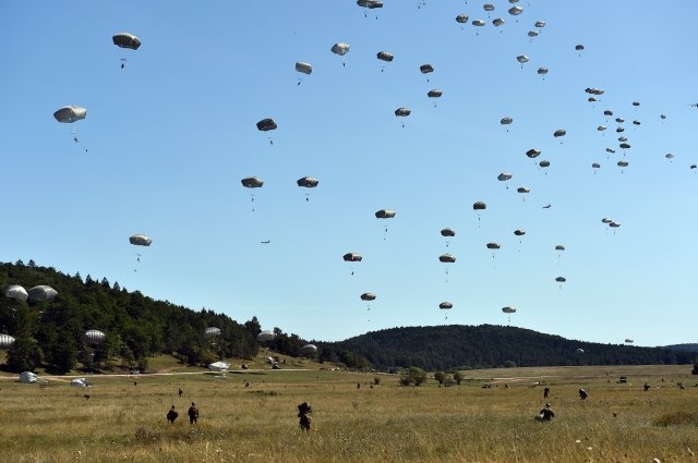 Linh du My tap tran do bo duong khong hinh anh